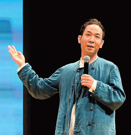 近年の豪雨災害について説明する天達武史さん＝松江市殿町、島根県民会館