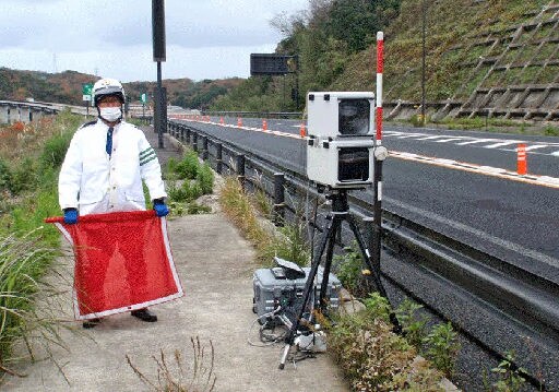 山陰道を走る車両の速度を測る可搬式オービス(鳥取県警提供)