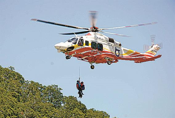 １日の訓練で負傷者役をヘリコプターにつり上げる消防隊員＝鳥取県大山町大山