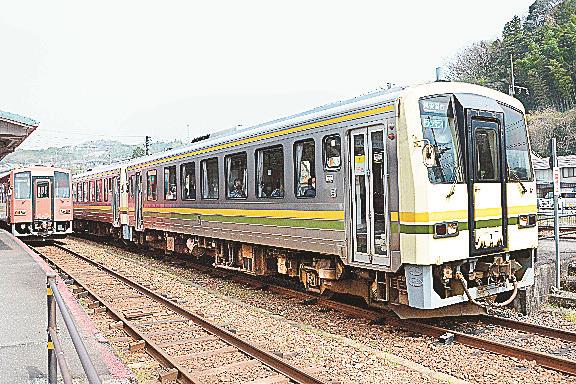 ＪＲ木次駅を出発する列車〓（?）２０２１年３月、雲南市木次町里方