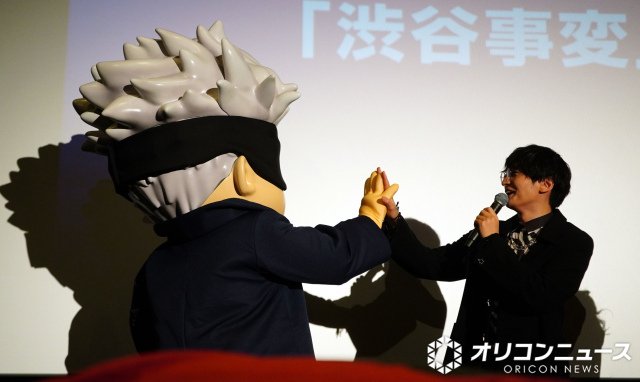 悟くんとハイタッチする島崎信長 (C)ORICON NewS inc.