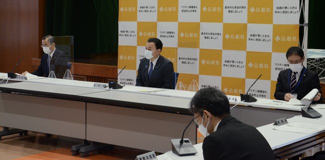 まん延防止等重点措置の要請を決め、島根県の対応を説明する丸山達也知事（中央）＝松江市殿町、県庁