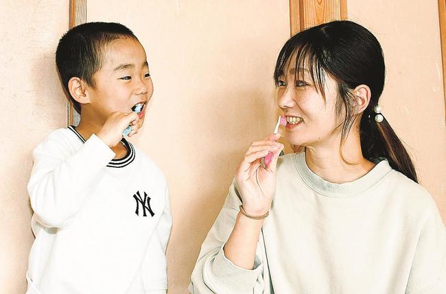 子どもと一緒に歯磨きする古新亜珠美さん＝島根県飯南町下赤名