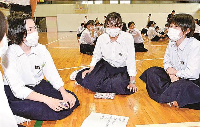 性的マイノリティーが暮らしやすい環境について考える益田高校の生徒＝益田市七尾町、同校体育館