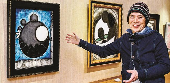 惑星の変遷をイメージした作品を紹介する国広富之さん＝米子市角盤町１丁目、ＪＵ米子高島屋