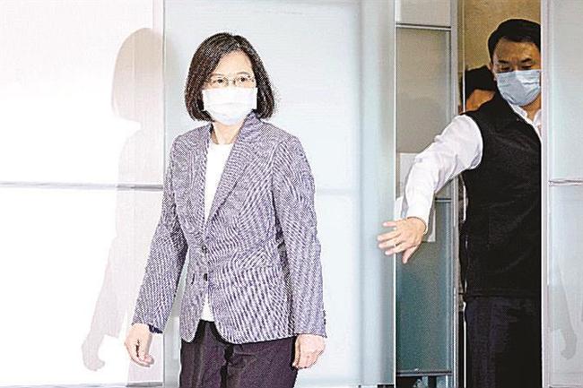 記者会見に臨む蔡英文総統＝１１月２６日、台北（共同）