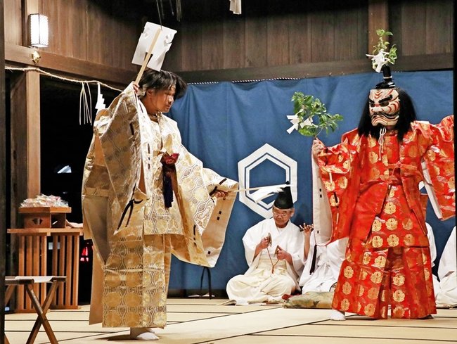 神能・武甕槌を披露する佐陀神能保存会のメンバー＝松江市鹿島町佐陀宮内、佐太神社舞殿