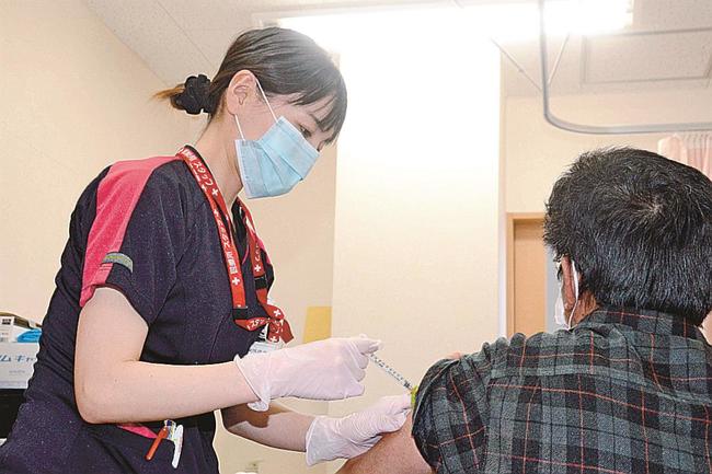 医療従事者にワクチン接種を行う看護師（左）＝松江市西津田８丁目、松江生協病院