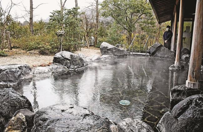 手すり（奥）を増設した露天風呂＝島根県奥出雲町亀嵩、亀嵩温泉　玉峰山荘