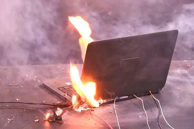 バッテリーから発火したパソコン（ＮＩＴＥ提供）