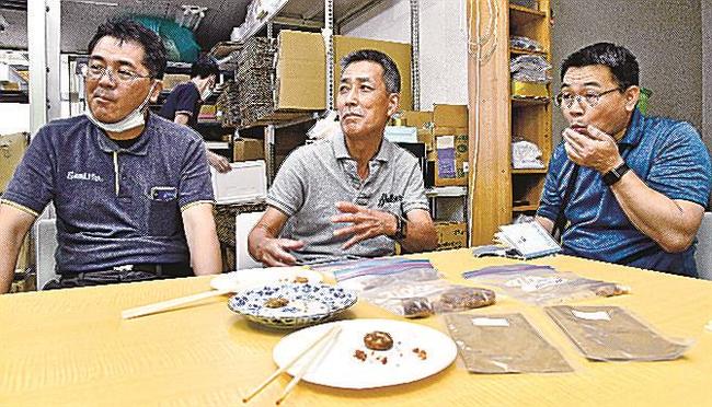 粉末入りクッキーを試食し、意見交換する協議会メンバー＝浜田市原井町、シーライフ