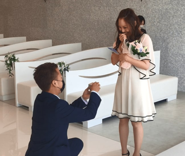 ５年以上にわたり交際している安達彩乃さん（右）にサプライズでプロポーズする熊谷秀さん＝松江市玉湯町布志名、クイーンズマリー