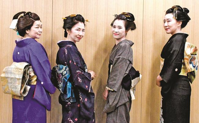 日本髪を楽しむイベントに参加するモデルたち＝松江市末次町、市役所