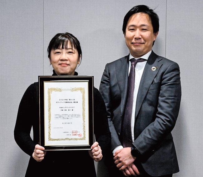 贈呈書を受け取った高木景子会長（左）と山田泰樹支店長＝松江市朝日町、大和証券松江支店