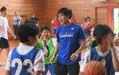 児童とミニゲームを楽しむ大橋大空選手（中央）