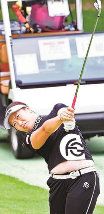 ９番でセカンドショットを放つ鬼頭さくら＝大山平原ゴルフクラブ