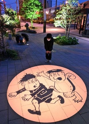 妖怪影絵に新たに加わった「三平＆かん平」（手前）＝境港市大正町、水木しげるロード