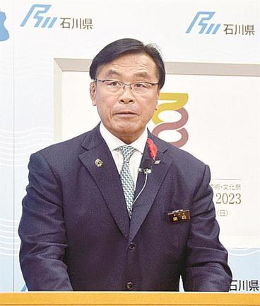 東京五輪招致を巡り機密費を使ってＩＯＣ委員に贈答品を渡したとする発言を撤回した後の１１月２２日に、記者会見する石川県の馳浩知事＝石川県庁