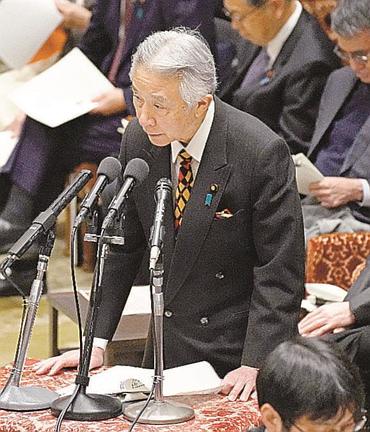 前回衆院選で旧統一教会の関連団体から選挙支援を受けたとの一部報道に関し、衆院予算委で答弁する盛山正仁文科相＝６日