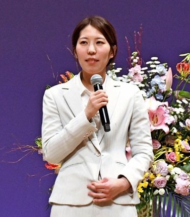 感想戦で対局を振り返る里見香奈倉敷藤花＝岡山県倉敷市、倉敷市芸文館