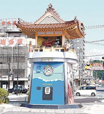 故障したどんちっち神楽時計。神楽殿のシャッターが閉まらなくなっている＝浜田市浅井町
