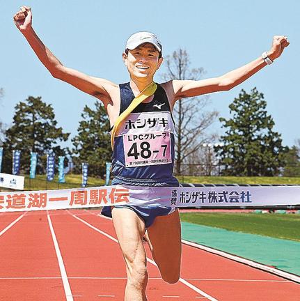 ３時間１２分５４秒で４大会連続１４度目の総合優勝を果たしたホシザキのアンカー山本啓輔＝松江市上乃木１０丁目、松江市営陸上競技場