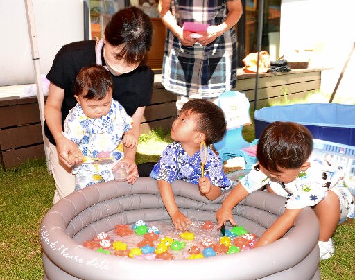 おもちゃすくいで遊ぶ子どもたち＝松江市大庭町、いちいオーガニックハウス松江店