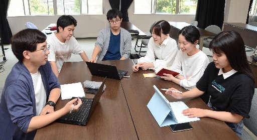 動画制作に向け準備を進めるデータサイエンス部のメンバー＝浜田市野原町、島根県立大浜田キャンパス