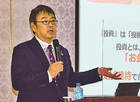 資産運用について講演する大和成吉支社長＝松江市殿町、サンラポーむらくも