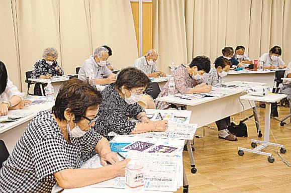 漢字探しクイズに挑戦する参加者＝島根県飯南町頓原