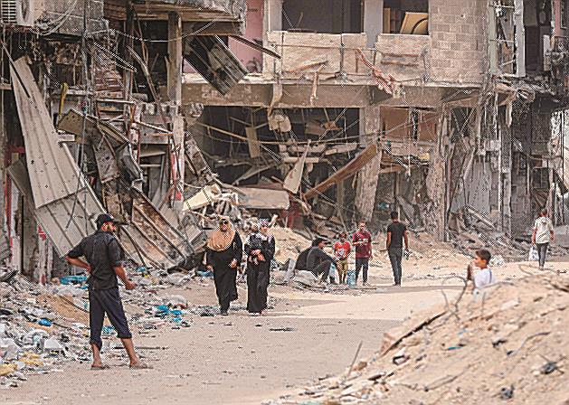 パレスチナ自治区ガザ南部ハンユニスで、イスラエル軍の攻撃により破壊された建物＝２８日（ゲッティ＝共同）