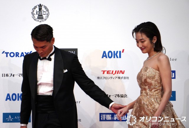 『第23回ベストフォーマリスト』授賞式に参加した（左から）槙野智章、高梨臨 （C）ORICON NewS inc.