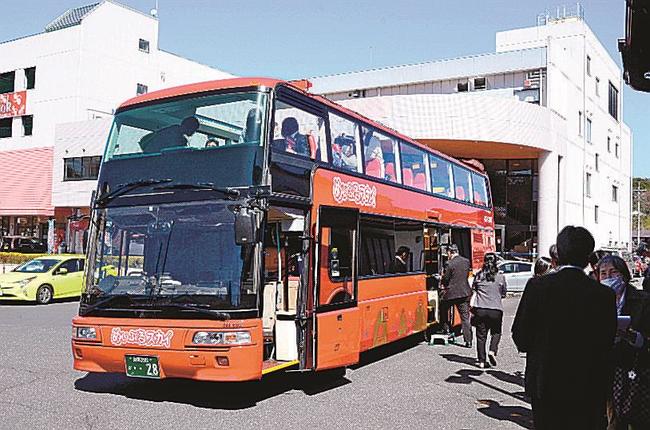 お花見ツアーで利用する屋根がない２階建てバス＝雲南市木次町里方
