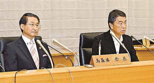 全国知事会の新会長に就任した村井嘉浩宮城県知事（右）。左は前会長の平井伸治鳥取県知事＝８月24日、東京都千代田区