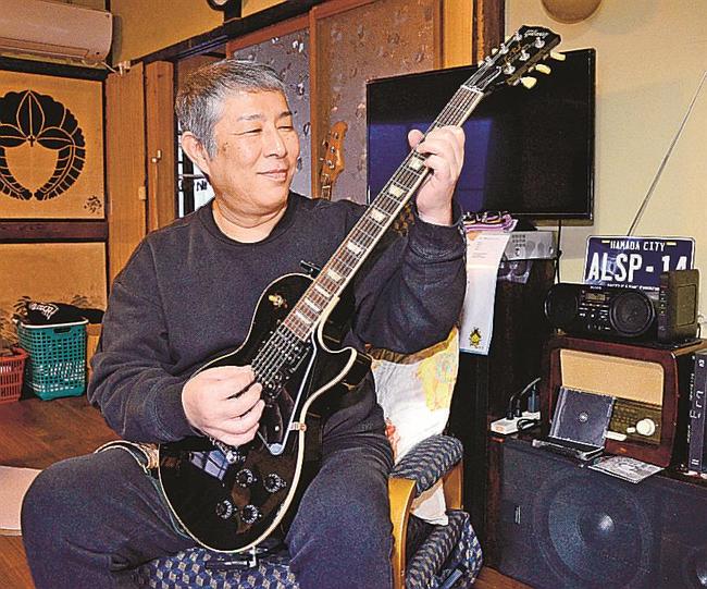 ALSと闘いながら曲作りを進める松本裕樹さん=浜田市原井町