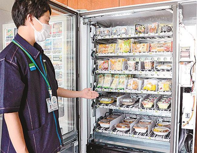 ファミリーマートの食品自販機で販売する商品＝松江市殿町、県庁南庁舎