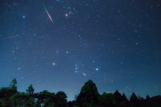 左上からオリオン座に向かって流れるのが「ペルセウス座流星群」。好条件の今年、観察してみませんか？（2019年8月13日・松江星の会提供）