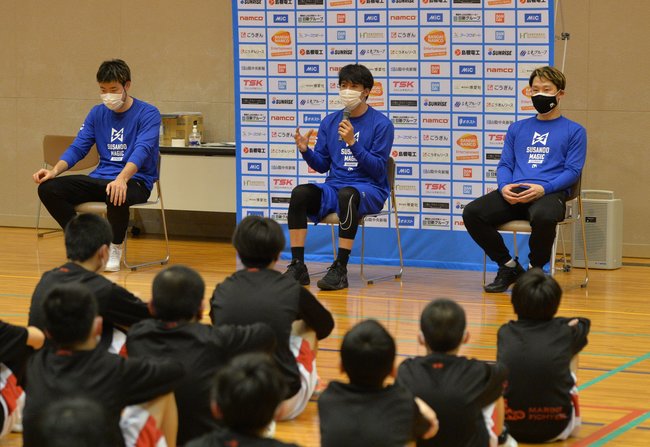 小学生の質問に答える（左から）小阪彰久選手、山下泰弘選手、後藤翔平選手