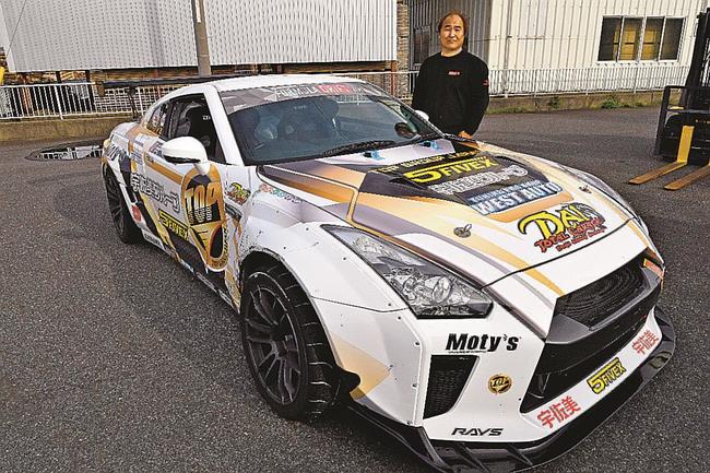 愛車のＧＴＲを前に「ドリフトが好きで続けている」と話す斎藤育生さん＝益田市高津７丁目、ウエストオート