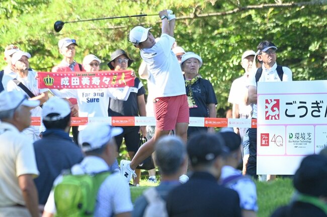 ギャラリーが見つめる中、ティーショットを放つ選手＝８月、鳥取県伯耆町丸山、大山平原ゴルフクラブ