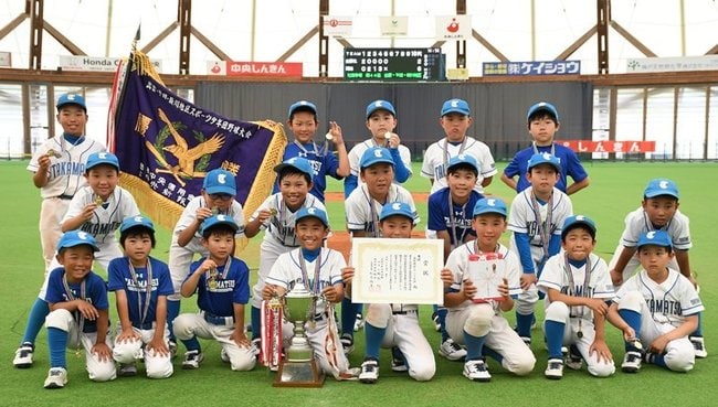 優勝した高松野球スポーツ少年団のメンバー＝出雲市矢野町、出雲ドーム