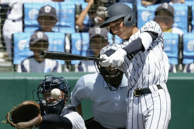 開星ー宮崎商　２回裏開星２死満塁、小村が左前に２点打を放つ＝甲子園