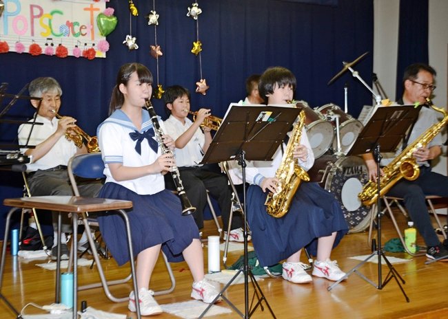 演奏する浜田第四中学校の生徒たち＝浜田市内村町、美川まちづくりセンター