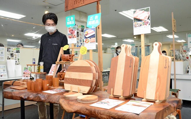 会場に並ぶ鳥取県産の木材を使った工芸品＝米子市角盤町１丁目、ＪＵ米子高島屋