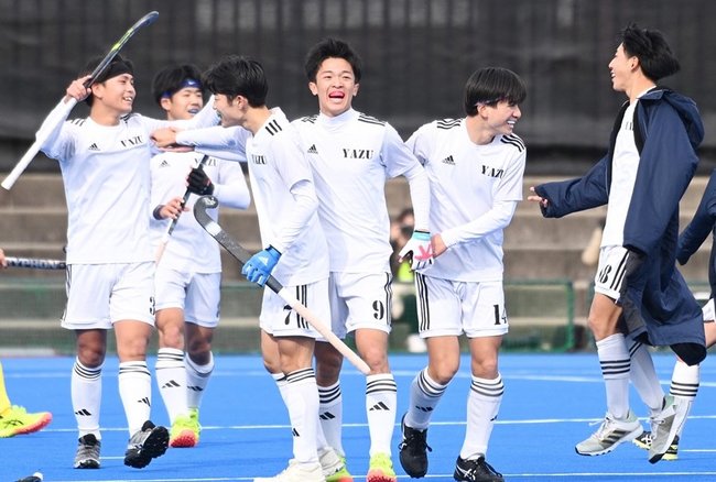 【男子決勝・八頭－丹生】初優勝を決め、抱き合って喜ぶ八頭の選手＝岐阜県各務原市、川崎重工ホッケースタジアム