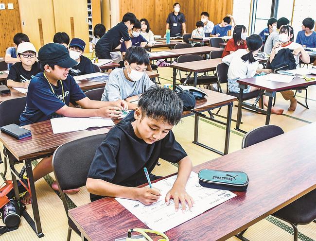 もちだ寺子屋で自習したり、友だちとおしゃべりしたりする子どもたち＝松江市東持田町、持田公民館
