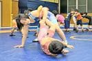 小学５年生の男子選手に足首固めの技をかける小野こなみさん＝雲南市加茂町宇治、加茂Ｂ＆Ｇレスリングクラブ