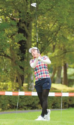 ６アンダーの６６で首位に立った坂下莉翔子の１０番ティーショット＝大山平原ゴルフクラブ