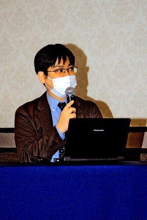 デジタルトランスフォーメーション導入の利点を説く渡辺化学工業の渡邉路維社長＝浜田市黒川町、島根浜田ワシントンホテルプラザ