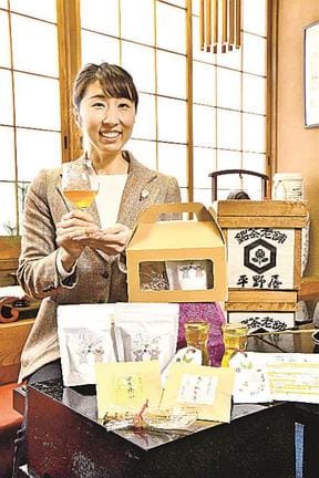 浜田と徳之島をつなぐオリジナル茶セットをＰＲする平野真理香さん＝浜田市新町、平野屋